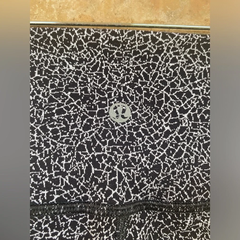 Lululemon Wunder Under Hi-Rise Tight 17" Crackle Jaquard Black White Size 4 - Picture 7 of 8
